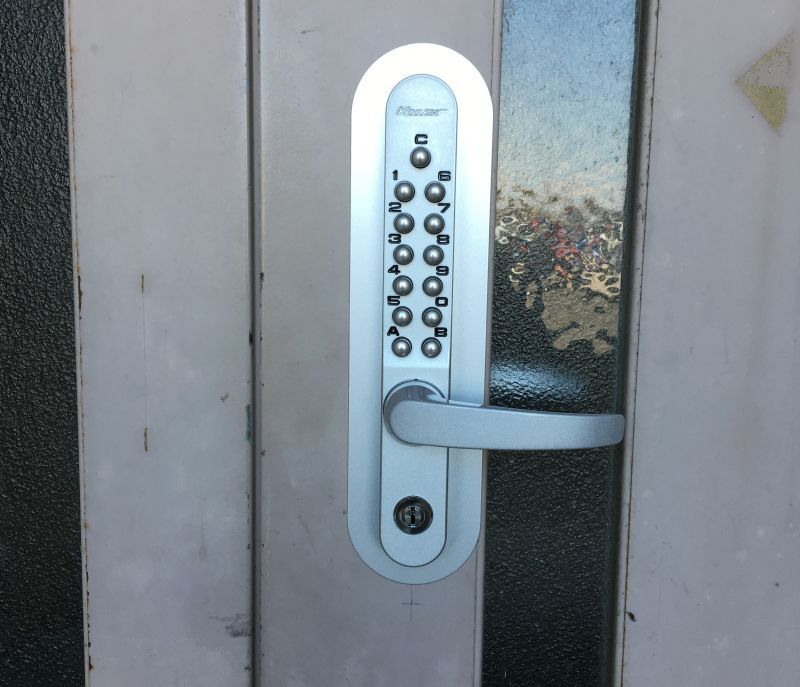 館山市でドアの修理 曲がったレバーハンドル: 千倉ロックサービス鍵店